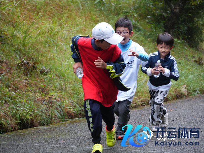 中日青少年在大当然中欢畅奔走。东说念主民网 许可摄