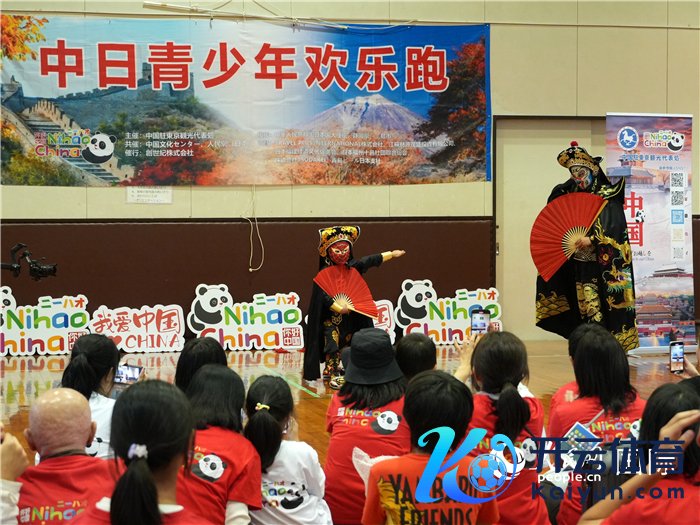 川巨变脸饰演得到阵阵愉快。东说念主民网 许可摄